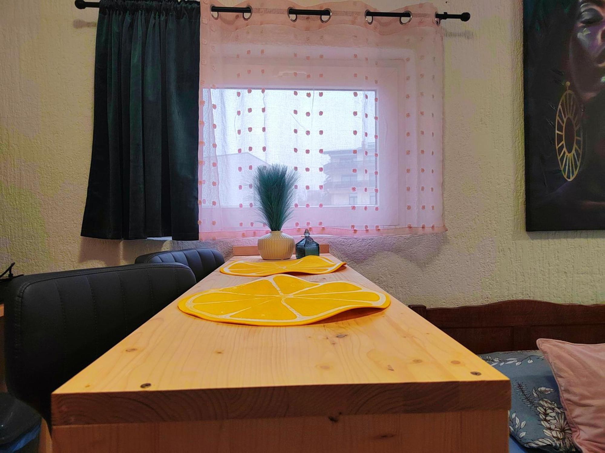 Jezz Ii, Apartment